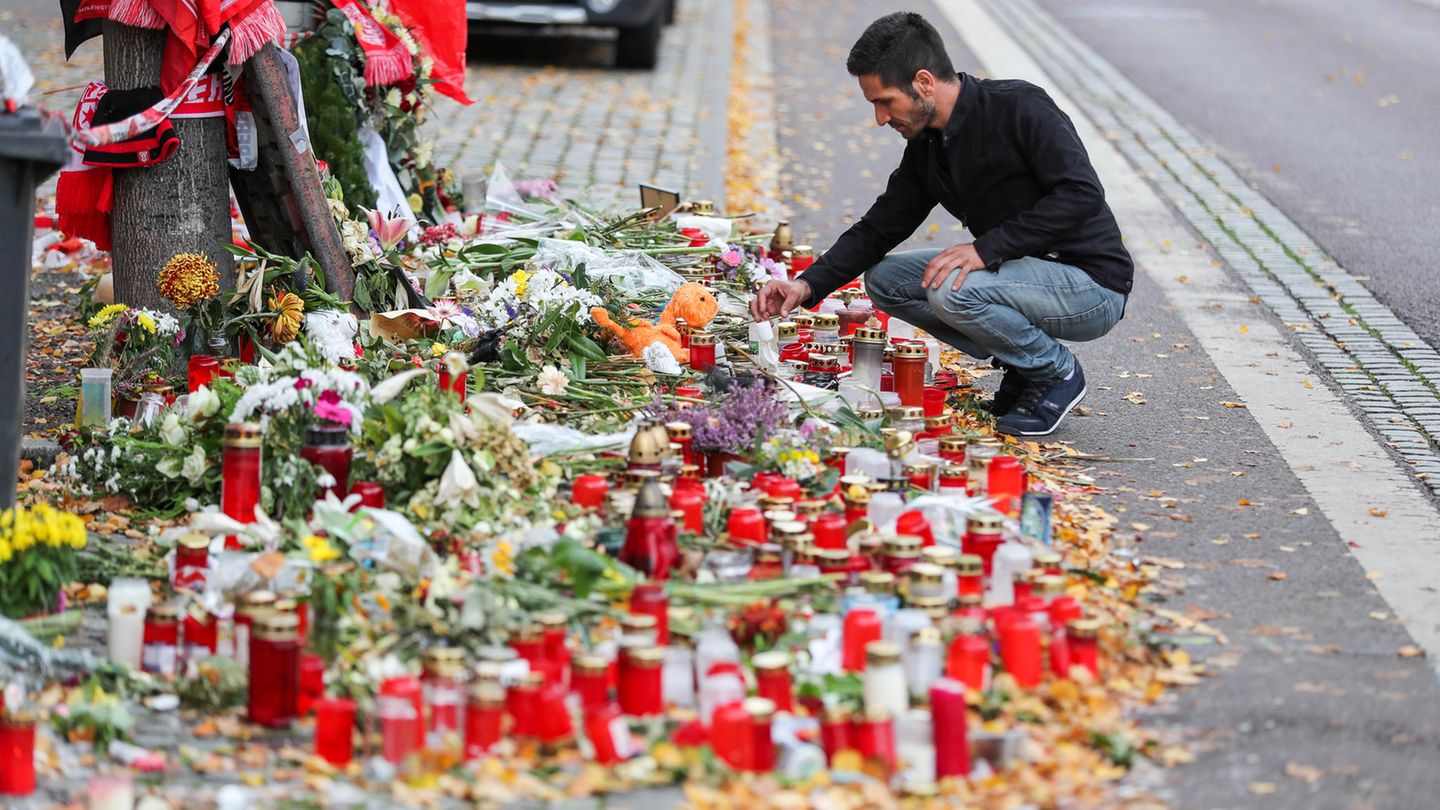 Izzet Cagac aus Halle vor dem Meer aus Kerzen und Blumen an der Gedenkstelle