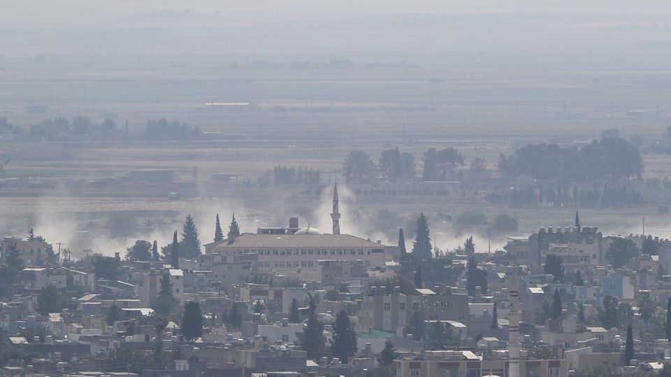 Rauch steigt über der syrischen Stadt Ras al-Ain auf