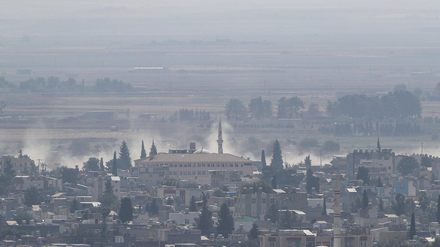 Rauch steigt über der syrischen Stadt Ras al-Ain auf