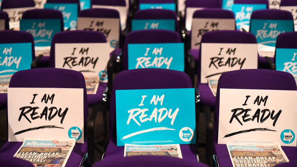 "Ich bin bereit", steht auf Sitzen bei einer Pro-Brexit-Veranstaltung