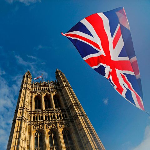 Flaggen flattern vor dem Parlament in Westminster