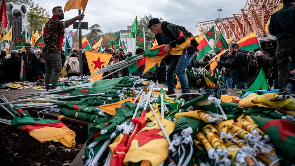 In Köln verteilen Demonstranten kurdische Fahnen In Köln verteilen Demonstranten kurdische Fahnen
