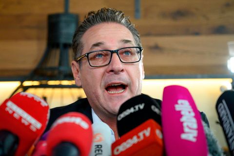 Heinz-Christian Strache  spricht in Mikrofone