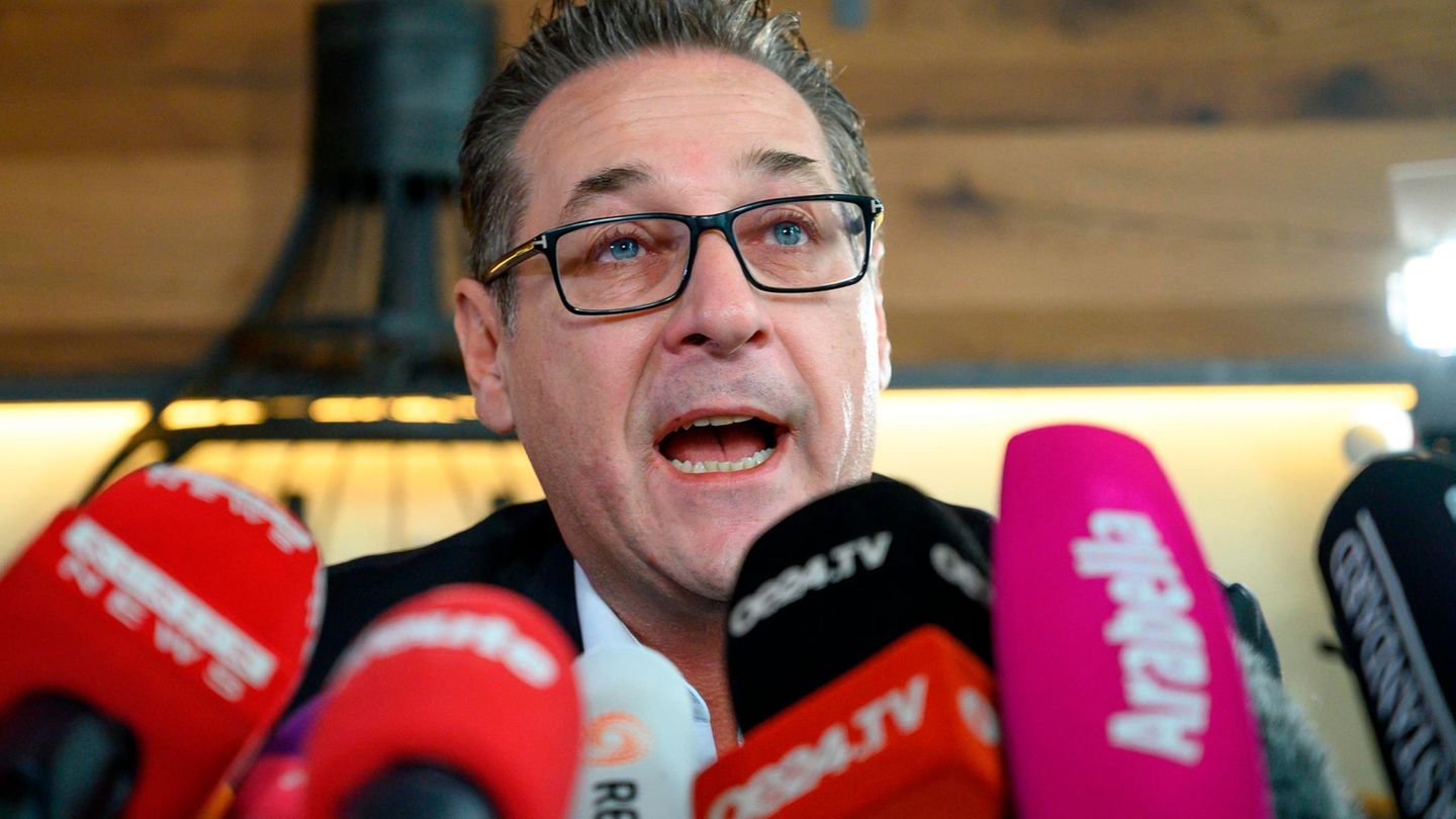 Heinz-Christian Strache  spricht in Mikrofone