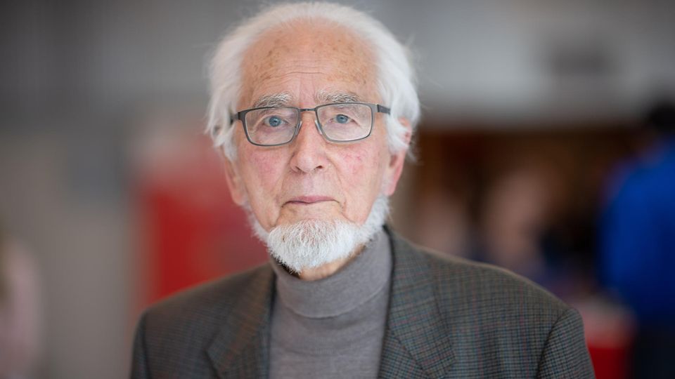 Erhard Eppler blickt ernst