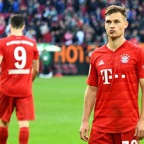 Bayern geschockt: Münchens Joshua Kimmich (rechts) steht nach dem Spiel enttäuscht auf dem Platz.
