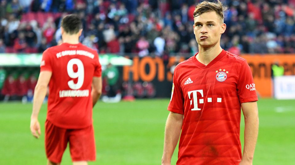 Bayern geschockt: Münchens Joshua Kimmich (rechts) steht nach dem Spiel enttäuscht auf dem Platz.