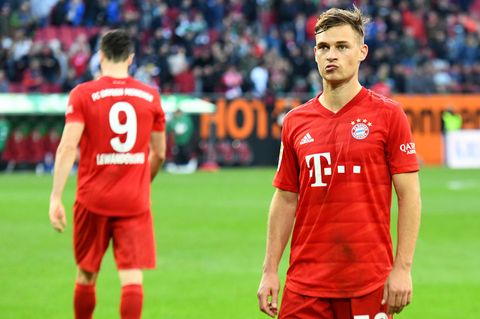 Bayern geschockt: Münchens Joshua Kimmich (rechts) steht nach dem Spiel enttäuscht auf dem Platz.