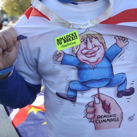 Ein Anti-Brexit-Demonstrant trägt ein T-Shirt mit einer Karikatur Boris Johnsons