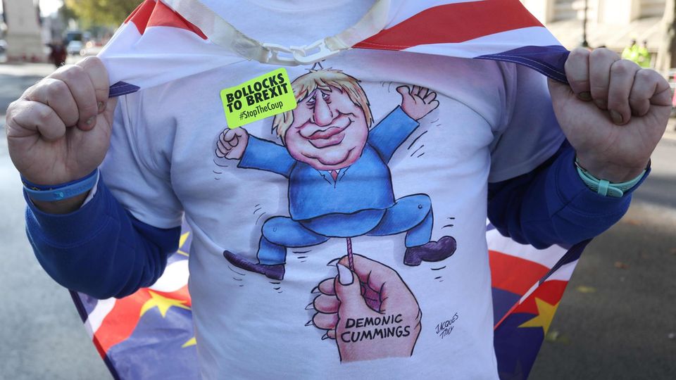 Ein Anti-Brexit-Demonstrant trägt ein T-Shirt mit einer Karikatur Boris Johnsons