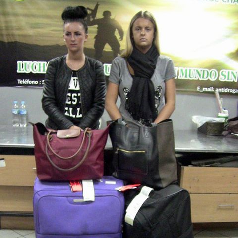 Michaella Mccollum (l) und Melissa Reid bei ihrer Verhaftung.