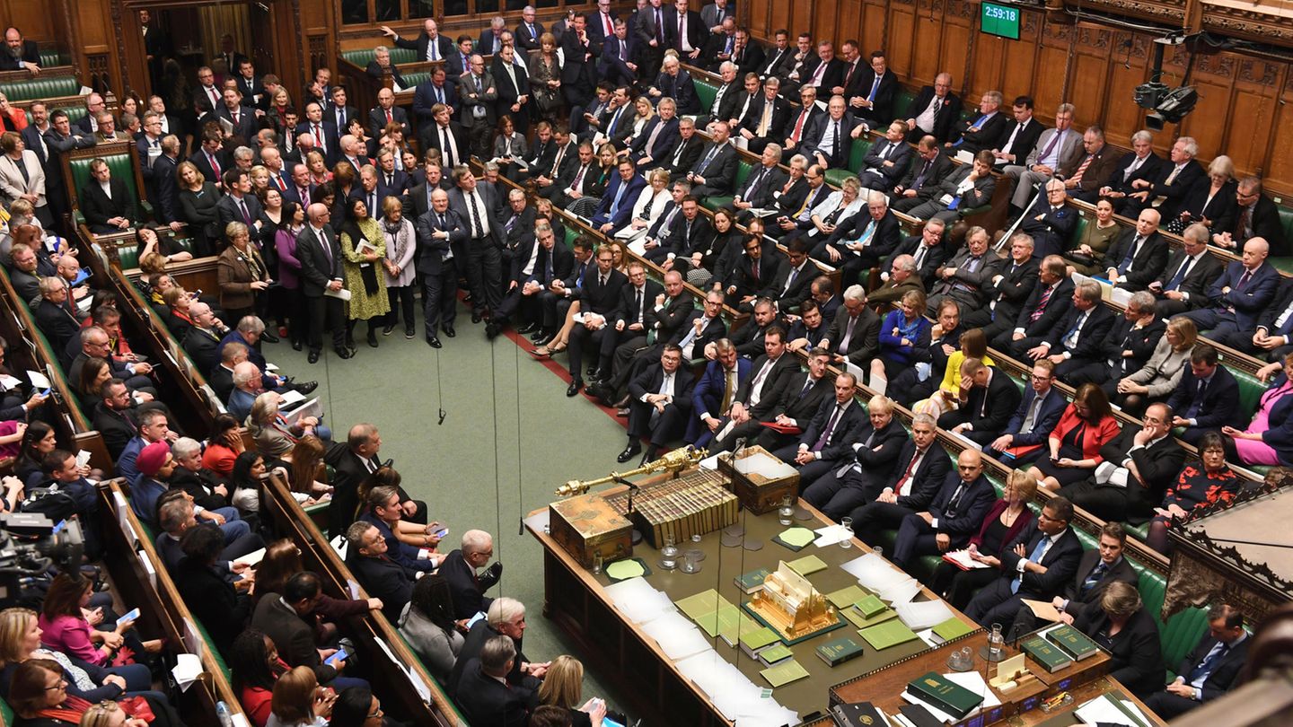 Die Niederlage für Johnson - die Abgeordnete nehmen den Antrag von Letwin an, der vorsieht, dass die Entscheidung über Johnsons neuen Brexit-Deal vertagt wird.