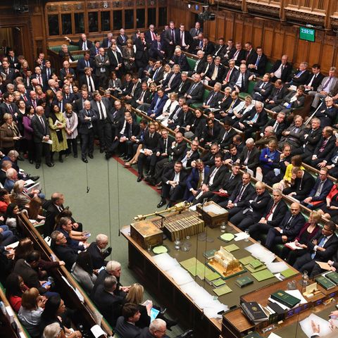 Die Niederlage für Johnson - die Abgeordnete nehmen den Antrag von Letwin an, der vorsieht, dass die Entscheidung über Johnsons neuen Brexit-Deal vertagt wird.