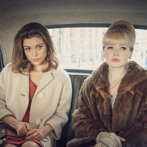 Sophie Cookson (links) spielt Christine Keeler und Ellie Bamber (rechts) übernimmt die Rolle ihrer Freundin Mandy Rice-Davies.