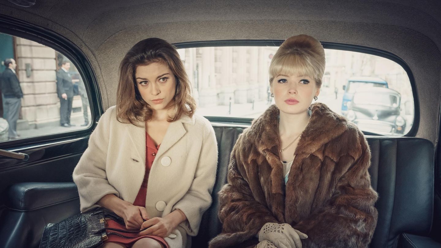 Sophie Cookson (links) spielt Christine Keeler und Ellie Bamber (rechts) übernimmt die Rolle ihrer Freundin Mandy Rice-Davies.