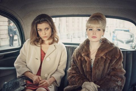 Sophie Cookson (links) spielt Christine Keeler und Ellie Bamber (rechts) übernimmt die Rolle ihrer Freundin Mandy Rice-Davies.