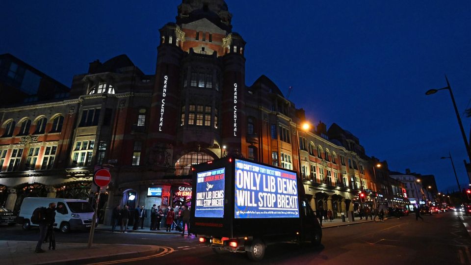 Ein Laster mit der Aufschrift "Nur die Liberaldemokraten werden den Brexit stoppen" fährt in der Dunkelheit