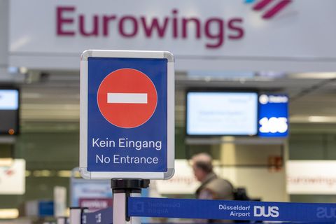 "Kein Eingang" steht an einem Check-in-Schalter von Eurowings am Flughafen Düsseldorf
