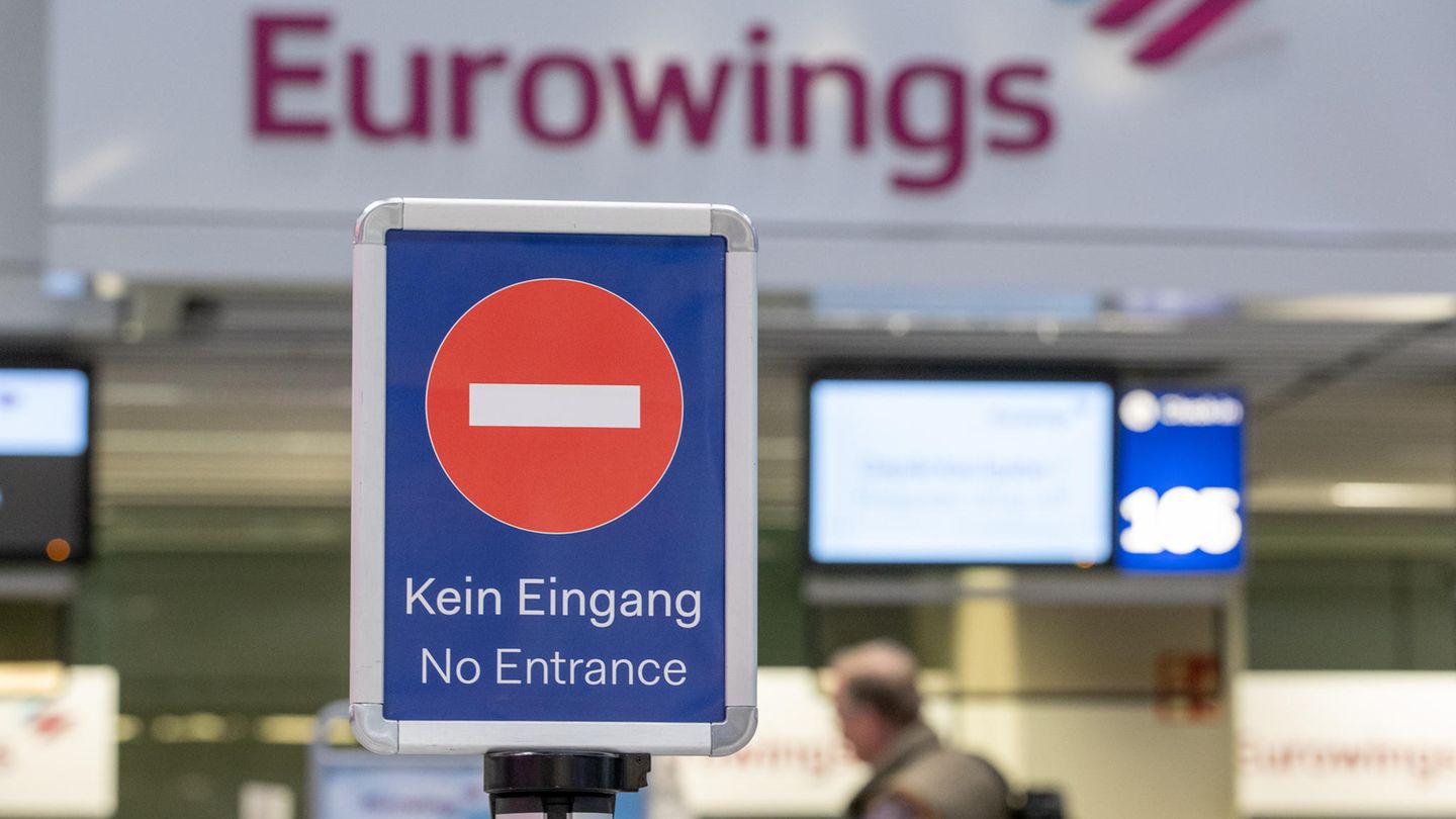 "Kein Eingang" steht an einem Check-in-Schalter von Eurowings am Flughafen Düsseldorf