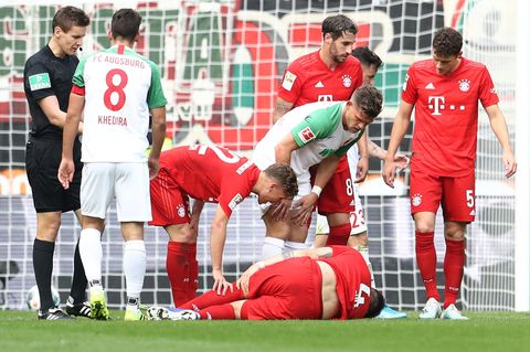 Niklas Süle liegt in Augsburg am Boden.