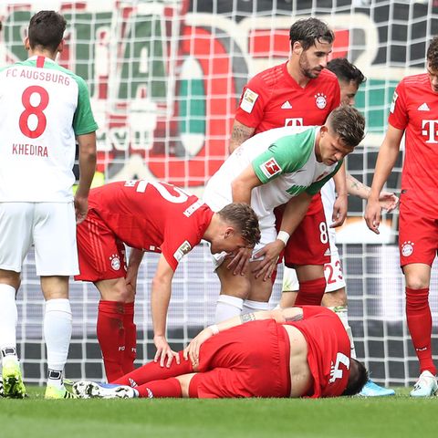 Niklas Süle liegt in Augsburg am Boden.