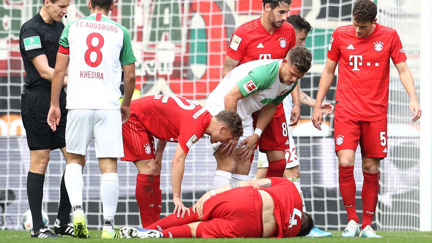 Niklas Süle liegt in Augsburg am Boden.