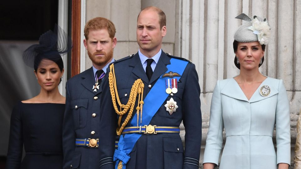 Zwischen Prinz Harry (2.v.l.) und Prinz William (2.v.r.) gibt es offenbar doch Differenzen (Archivbild)