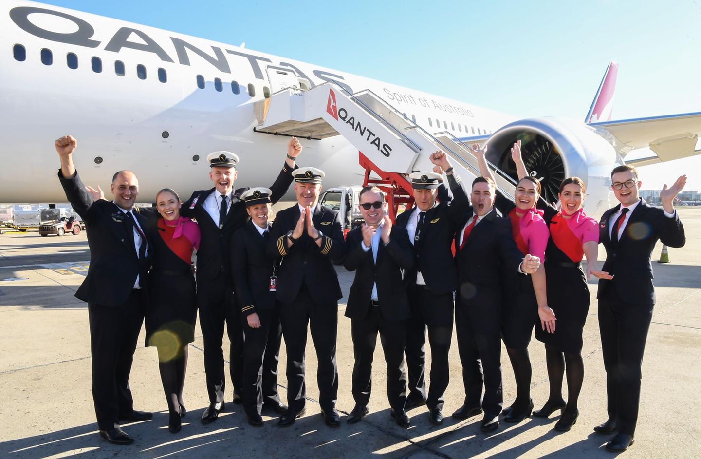 Landete nach 19 Stunden und 16 Minuten Flug von New York in Sydney: Die Crew vor der Boeing 787-9 von Qantas