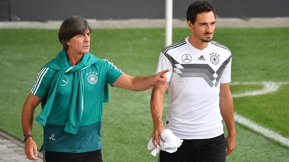 Bundestrainer Joachim Löw (l.) hatte Mats Hummels Anfang des Jahres ausgemustert