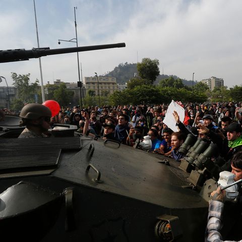 Regierungsgegner stellen sich in Santiago einem Militärfahrzeug in den Weg