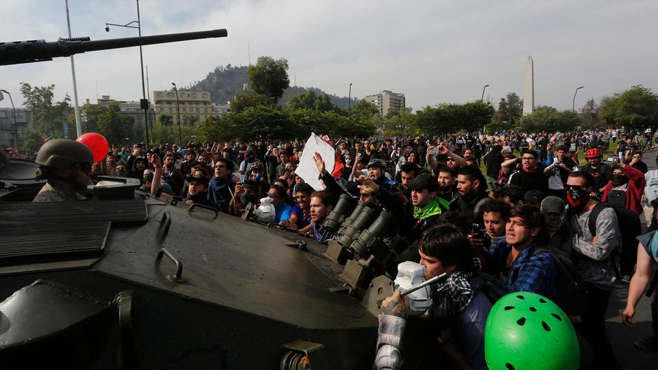 Regierungsgegner stellen sich in Santiago einem Militärfahrzeug in den Weg