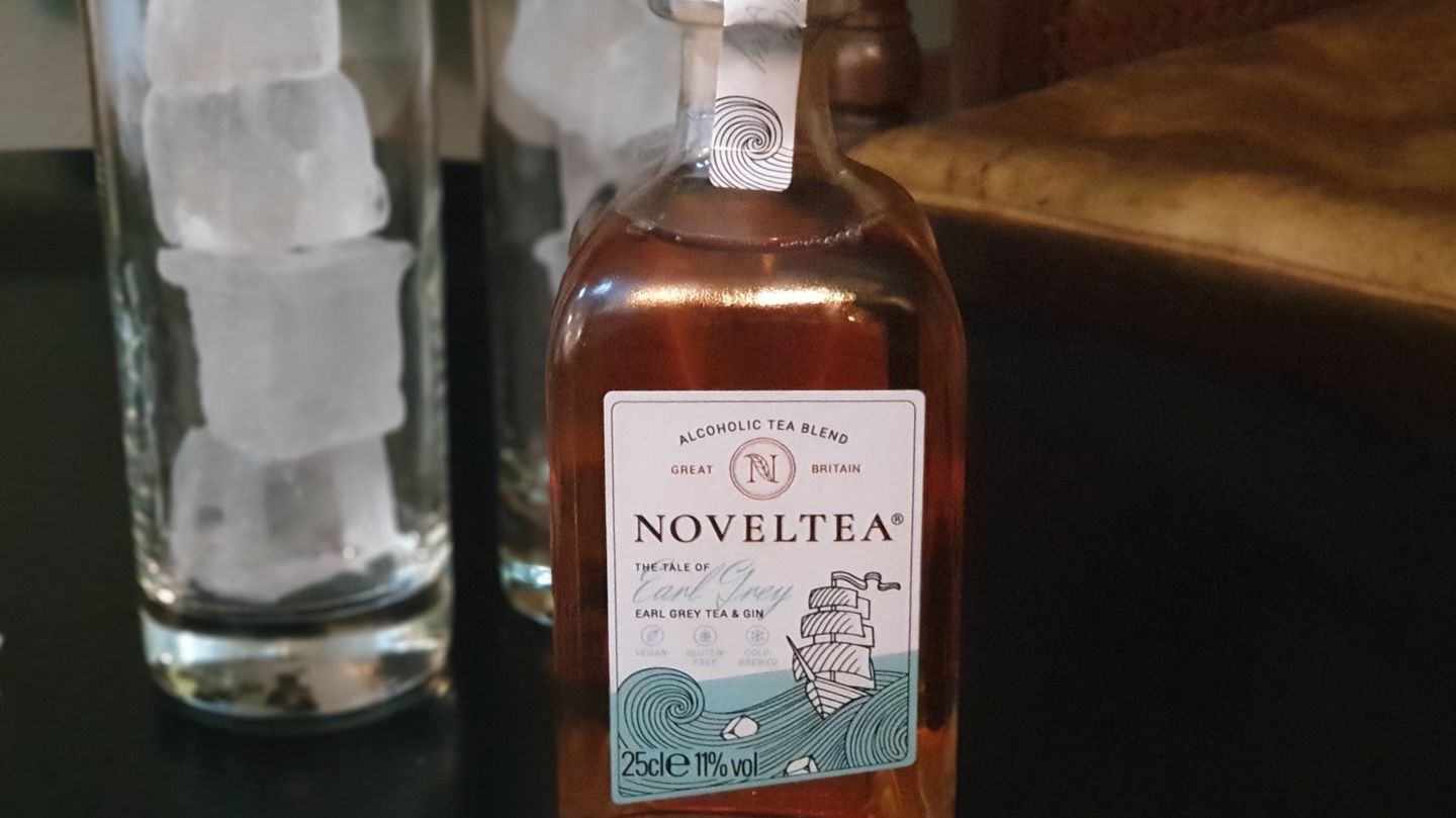 Noveltea im Test Noveltea ist in Großbritannien schon berühmt - zumindest bei den Zuschauern von "Dragon Den", dem UK-Zwilling von "Die Höhle der Löwen". Dort gab es zwar keinen Deal, weil sich die Gründer nicht für so wenig Pfund von so viel Firmenanteilen trennen wollten. Doch durch eine Crowdfunding-Kampagne kam Geld in die Kasse: 342.000 Pfund sammelte das Noveltea-Duo ein.
