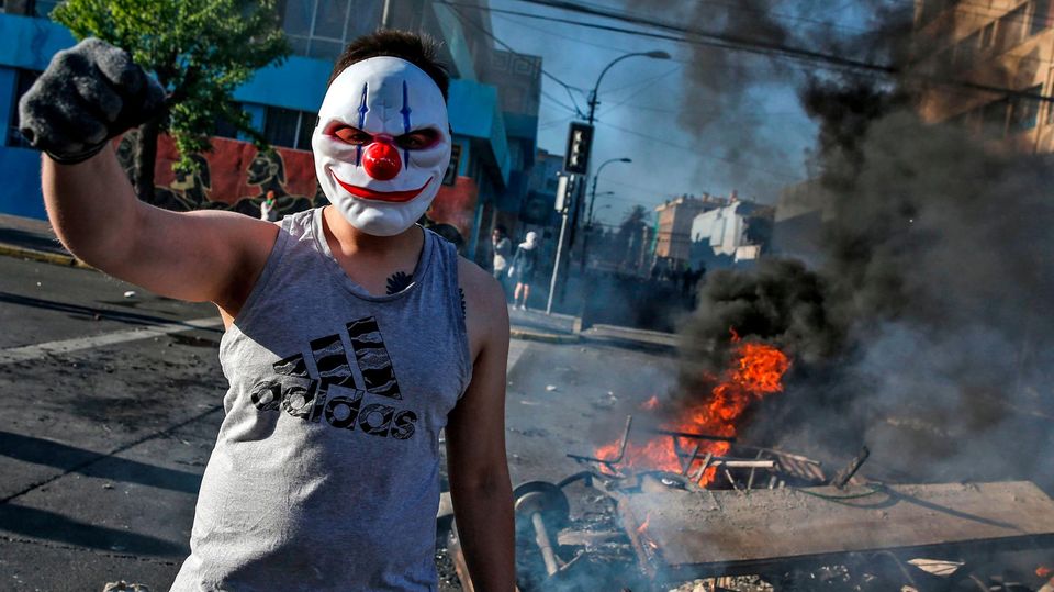 Ein maskierter Demonstrant im chilenischen Valparaiso