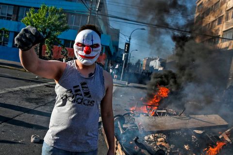 Ein maskierter Demonstrant im chilenischen Valparaiso