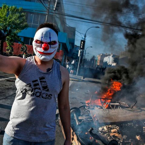 Ein maskierter Demonstrant im chilenischen Valparaiso