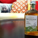 Beim Noveltea The Tale of Oolong - Tea & Whisky komibinieren die Gründer chinesischen Tee mit Scotch Whisky.   Insgesamt sind die Sorten von Noveltea gewöhnungsbedürftig. Die Mischung aus Tee und Alkohol schmeckte einigen Testern gar nicht, andere fanden die Kreation ganz in Ordnung und wieder andere mussten direkt nachschenken.  Daher fällt das abschließende Fazit schwer. Das Design der Flasche gefällt, die grundlegende Idee ist reine Geschmackssache. Preislich ist Noveltea alles andere als ein Schnäppchen: Die Tee-Mischung wird pur getrunken (bei einem Alkoholanteil von 11 Prozent). Bei rund 20 Euro für 0,75 Liter ist das ein stolzer Preis. 