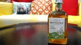 Beim Noveltea The Tale of Oolong - Tea & Whisky komibinieren die Gründer chinesischen Tee mit Scotch Whisky.   Insgesamt sind die Sorten von Noveltea gewöhnungsbedürftig. Die Mischung aus Tee und Alkohol schmeckte einigen Testern gar nicht, andere fanden die Kreation ganz in Ordnung und wieder andere mussten direkt nachschenken.  Daher fällt das abschließende Fazit schwer. Das Design der Flasche gefällt, die grundlegende Idee ist reine Geschmackssache. Preislich ist Noveltea alles andere als ein Schnäppchen: Die Tee-Mischung wird pur getrunken (bei einem Alkoholanteil von 11 Prozent). Bei rund 20 Euro für 0,75 Liter ist das ein stolzer Preis. 