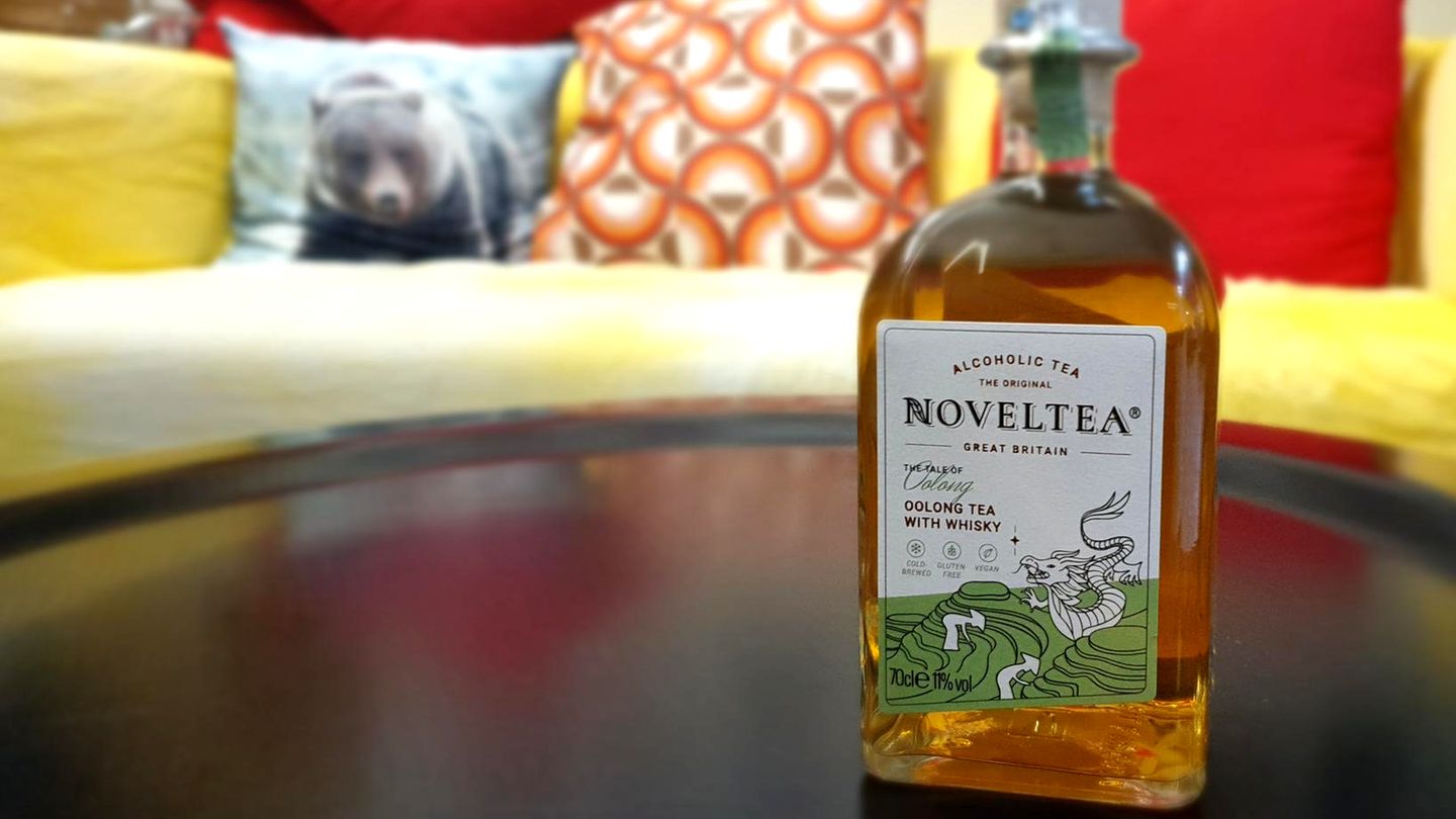 Noveltea Beim Noveltea The Tale of Oolong - Tea & Whisky komibinieren die Gründer chinesischen Tee mit Scotch Whisky. Insgesamt sind die Sorten von Noveltea gewöhnungsbedürftig. Die Mischung aus Tee und Alkohol schmeckte einigen Testern gar nicht, andere fanden die Kreation ganz in Ordnung und wieder andere mussten direkt nachschenken. Daher fällt das abschließende Fazit schwer. Das Design der Flasche gefällt, die grundlegende Idee ist reine Geschmackssache. Preislich ist Noveltea alles andere als ein Schnäppchen: Die Tee-Mischung wird pur getrunken (bei einem Alkoholanteil von 11 Prozent). Bei rund 20 Euro für 0,75 Liter ist das ein stolzer Preis.