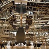 Aufgebockt: Diese Maschine schwebt mit ihrem zwölfrädrigen Hauptfahrwerk über dem Hallenboden. In die Modernisierung des Fliegerhorstes für die A400M-Flotte hat der Staat 750 Millionen Euro investiert.