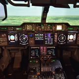 Das geräumige Zwei-Mann-Cockpit der A400M mit seinen acht Flüssigkristallbildschirmen erinnert stark an das eines Airbus A380.