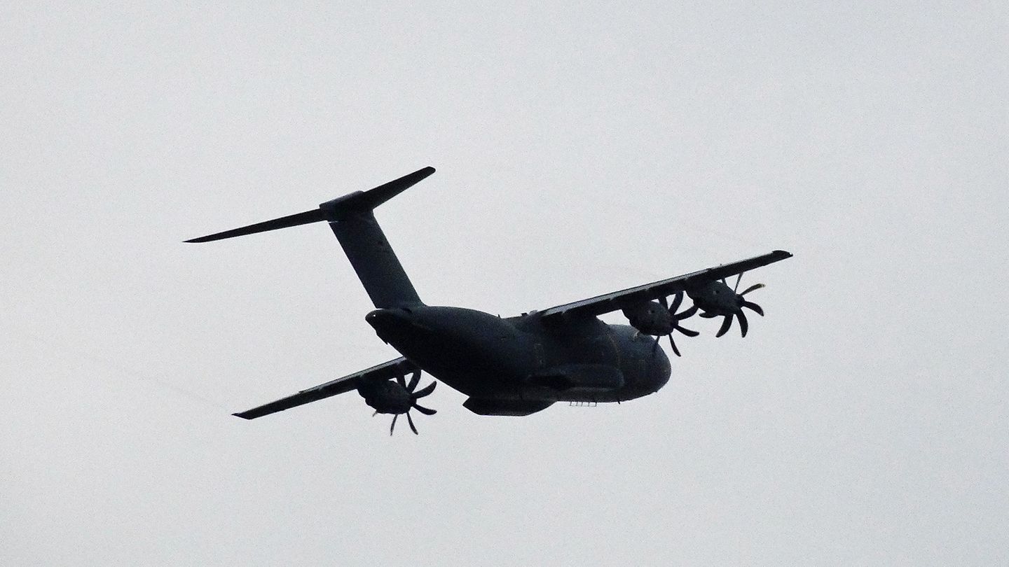 A400M im Steigflug