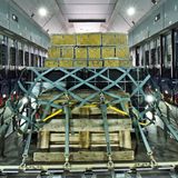 So sieht der Cargo Hold Trainer, der Belade-Simulator, von innen aus. An den Bordwänden links und rechts sind die Klappsitze für mitfliegendes Personal angebracht.