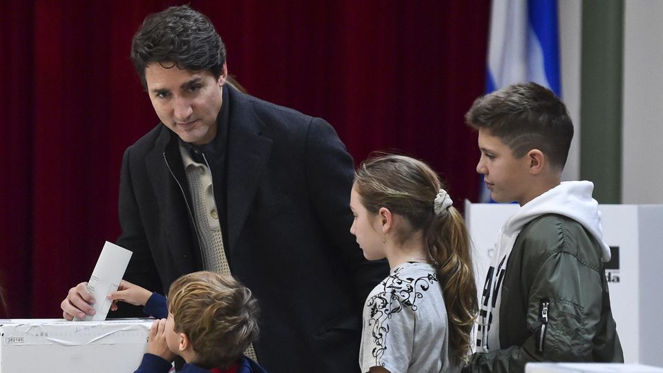 Justin Trudeau bei der Stimmenabgabe mit seinen Kindern Justin Trudeau bei der Stimmenabgabe mit seinen Kindern