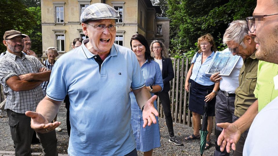 29.07.2019, ThŸringen, Hirschberg: Bodo Ramelow (Die Linke, M), MinisterprŠsident von ThŸringen, und Anja Siegesmund (BŸndnis90/Die GrŸnen, M rechts), Umweltministerin von ThŸringen, mŸssen sich mit Kritik an der Umweltpolitik auseinandersetzen. Die die... Ramelow in der Diskussion mit seinen Kritikern