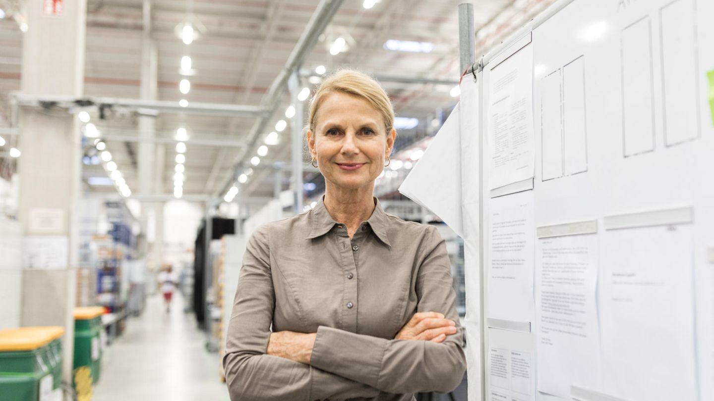 Frau in einer Halle
