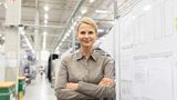 Frau in einer Halle