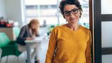 Frau in ihrem Büro