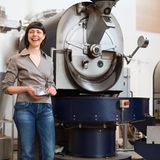 Frau vor einer Maschine