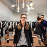 Frau in einem Showroom