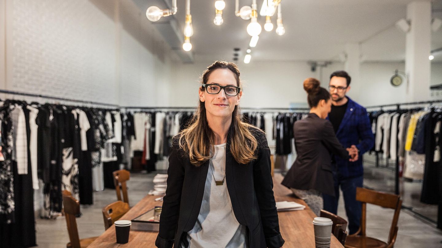 Frau in einem Showroom